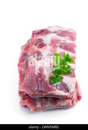 Frische, rohe Schweinerippchen, isoliert auf weiß Stockfoto