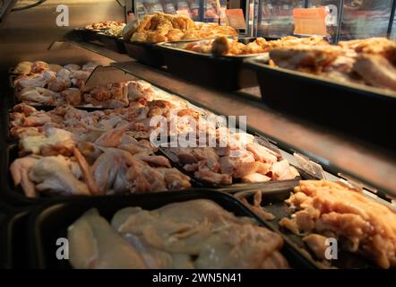 Hühnerfleisch im Marktfenster Stockfoto