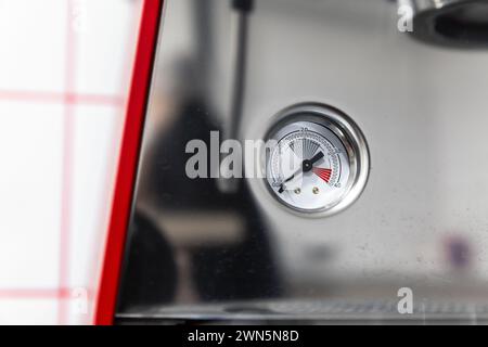 Analoges Manometer einer Kaffeemaschine, Nahaufnahme Stockfoto