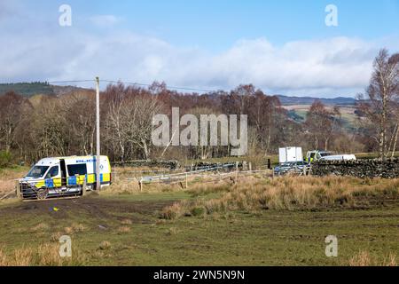 Pitilie, in der Nähe von Aberfeldy, Großbritannien. Februar 2024. Hier ist die Polizei Schottlands Forensik, die den Tatort von Brian Low auf dem sehr beliebten Fußweg durchsucht. Die Teams mit weißen Anzügen sind auf Händen und Knien und suchen methodisch jeden Zentimeter der Szene. Die ganze Spur wurde abgetrennt und wird Tage dauern, bis sie durchsucht wird. Quelle: JASPERIMAGE/Alamy Live News Stockfoto