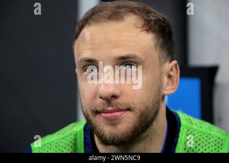 Mailand, Italien. Februar 2024. Carlos Augusto vom FC Internazionale reagiert auf der Bank, bevor er in Giuseppe Meazza, Mailand, im Spiel der Serie A startet. Der Bildnachweis sollte lauten: Jonathan Moscrop/Sportimage Credit: Sportimage Ltd/Alamy Live News Stockfoto