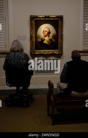 Besucher genießen das Porträt von George Washington (1732-1799), gemalt von dem amerikanischen Maler Rembrandt Peale aus dem Jahr 1853, ausgestellt in der National Portrait Gallery.Washington DC.USA Stockfoto