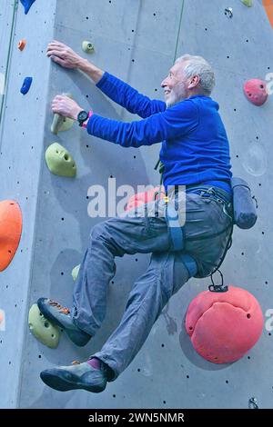 Ältere Kletterer auf einer Kletterwand Stockfoto