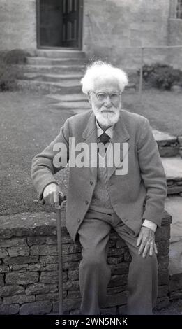 Um 1950, Historic, der englische Journalist und Autor J W Robertson Scott, Idbury, Oxford, England, Großbritannien. 1866 in Wigton Cumberland geboren, gründete er 1927 die Zeitschrift The Countryman, die Artikel und Rezensionen über das ländliche Leben und die britische Landschaft veröffentlichte. 1947 wurde er als Mitglied des Order of the Companions of Honour ausgezeichnet und 1949 erhielt er einen Ehrenmakler der Universität Oxford. Sein 1925 verfasstes Buch England's Green and Pleasant Land wurde zum Bestseller. Stockfoto