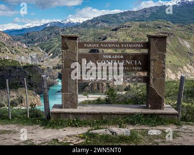 Zusammenfluss von Rio Baker und Rio Chacabuco, Informationstafel am Aussichtspunkt, Patagonien, Chile Stockfoto