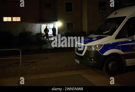 Berlin, Deutschland. Februar 2024. Polizeibeamte stehen vor dem Haus der ehemaligen RAF-Terroristen Daniela Klette. Die ehemalige Terroristin der Roten Armee-Fraktion (RAF), Daniela Klette, wurde am Montag in Berlin-Kreuzberg verhaftet. Annette Riedl/dpa/Alamy Live News Stockfoto