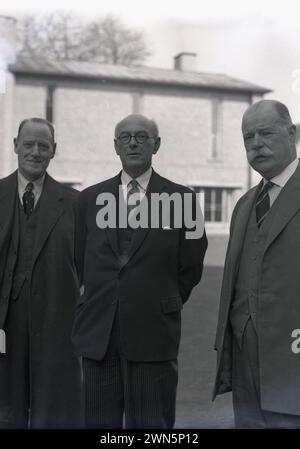 Ende der 1950er Jahre, historisch, stehend mit zwei anderen Männern an der Oxford University, dem Lord Chief Justice Parker, in der Mitte mit Brillen, dem Chief Justice of England. Parker war der erste Life Peer, der im Oktober 1958 als Lord Parker of Waddington eingeführt wurde. Stockfoto