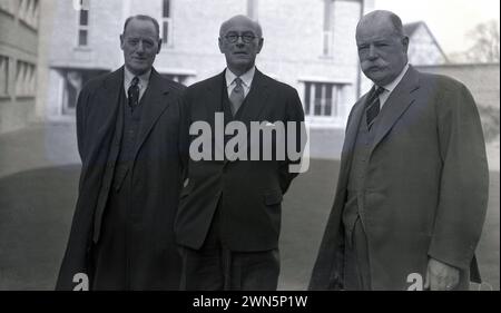 Ende der 1950er Jahre, historisch, stehend mit zwei anderen Männern an der Oxford University, dem Lord Chief Justice Parker, in der Mitte mit Brillen, dem Chief Justice of England. Parker war der erste Life Peer, der im Oktober 1958 als Lord Parker of Waddington eingeführt wurde. Stockfoto