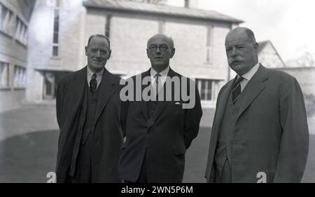 Ende der 1950er Jahre, historisch, stehend mit zwei anderen Männern an der Oxford University, dem Lord Chief Justice Parker, in der Mitte mit Brillen, dem Chief Justice of England. Parker war der erste Life Peer, der im Oktober 1958 als Lord Parker of Waddington eingeführt wurde. Stockfoto