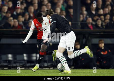 ROTTERDAM - (l-r) Yankuba Minteh aus Feyenoord, Isak Dybvik Maata vom FC Groningen während des Toto KNVB Cup Halbfinalspiels zwischen Feyenoord und FC Groningen im Feyenoord Stadion de Kuip am 29. Februar 2024 in Rotterdam, Niederlande. ANP MAURICE VAN STEEN Stockfoto