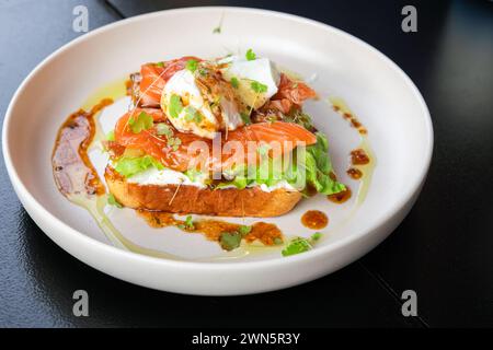 Sandwich mit Lachs und pochiertem Ei, Nahaufnahme mit selektivem Fokus Stockfoto