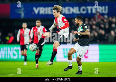 Rotterdam, Niederlande. Februar 2024. Rotterdam: Ayase Ueda von Feyenoord, Marvin Peersman vom FC Groningen während des Spiels zwischen Feyenoord und FC Groningen im Stadion Feijenoord de Kuip am 29. Februar 2024 in Rotterdam, Niederlande. Credit: Box to Box Pictures/Alamy Live News Stockfoto