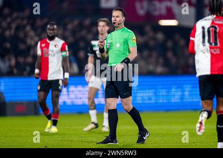 Rotterdam, Niederlande. Februar 2024. ROTTERDAM, NIEDERLANDE - 29. FEBRUAR: Schiedsrichter Danny Makkelie pfeift beim TOTO KNVB Cup Halbfinalspiel zwischen Feyenoord und FC Groningen im Stadion Feyenoord am 29. Februar 2024 in Rotterdam. (Foto von Joris Verwijst/Orange Pictures) Credit: Orange Pics BV/Alamy Live News Stockfoto