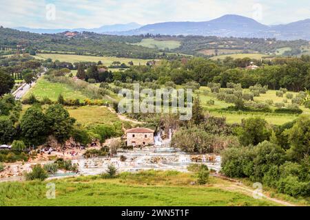 Panoramablick auf Saturnia Kurort mit heißer Quelle und Wasserfall bei Cascate del Mulino (Mühlenwasserfälle) in der Provinz Grosseto, Toskana Italien E Stockfoto