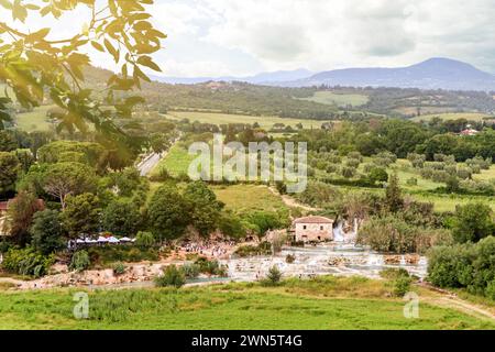 Panoramablick auf Saturnia Kurort mit heißer Quelle und Wasserfall bei Cascate del Mulino (Mühlenwasserfälle) in der Provinz Grosseto, Toskana Italien E Stockfoto