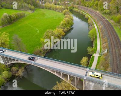 Brücke über die Bahngleise und den Fluss in weinbach, hessen, deutschland Stockfoto