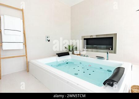 Ein Bild von einem privaten Indoor Jacuzzi mit persönlichem Kamin in einer mediterranen Villa Stockfoto