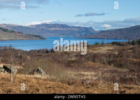 Optische Auswirkungen von Strommasten und Kabeln in der Nähe von Loch Katrine, aus Sicht des Great Trossachs Path, Loch Lomond und des Trossachs National Park Stockfoto