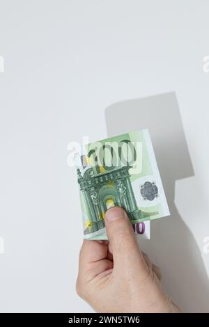 Hand mit 100 Euro-Banknoten auf weißem Hintergrund. Kopierbereich Stockfoto