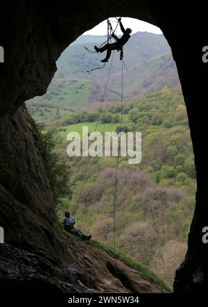 05/14 Scott Anderson, 36, bestieg eine der längsten Dachkletterungen Großbritanniens in der Thor's Cave im Krümmertal im White Peak Area des PE Stockfoto