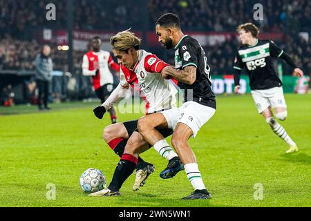 Rotterdam, Niederlande. Februar 2024. Rotterdam: Ayase Ueda von Feyenoord, Marvin Peersman vom FC Groningen während des Spiels zwischen Feyenoord und FC Groningen im Stadion Feijenoord de Kuip am 29. Februar 2024 in Rotterdam, Niederlande. Credit: Box to Box Pictures/Alamy Live News Stockfoto