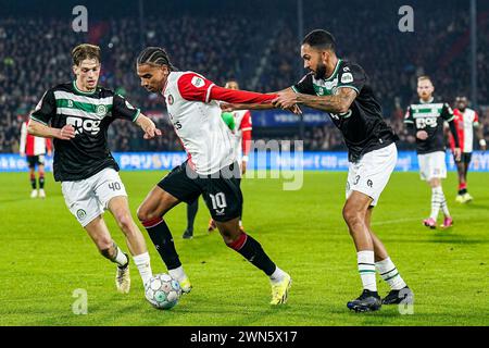 Rotterdam, Niederlande. Februar 2024. Rotterdam - Luciano Valente vom FC Groningen, Calvin Stengs von Feyenoord, Marvin Peersman vom FC Groningen während des Spiels zwischen Feyenoord und FC Groningen im Stadion Feijenoord de Kuip am 29. Februar 2024 in Rotterdam, Niederlande. Credit: Box to Box Pictures/Alamy Live News Stockfoto