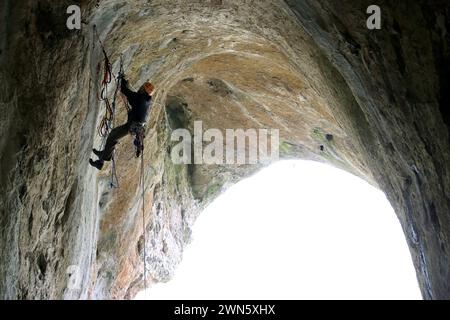 05/14 Scott Anderson, 36, bestieg eine der längsten Dachkletterungen Großbritanniens in der Thor's Cave im Krümmertal im White Peak Area des PE Stockfoto