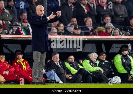 Rotterdam, Niederlande. Februar 2024. ROTTERDAM, NIEDERLANDE - 29. FEBRUAR: Cheftrainer Arne Slot von Feyenoord gibt sich beim Halbfinalspiel des TOTO KNVB Cup zwischen Feyenoord und FC Groningen am 29. Februar 2024 im Stadion Feyenoord in Rotterdam, Niederlande, die Daumen nach oben. (Foto von Joris Verwijst/Orange Pictures) Credit: Orange Pics BV/Alamy Live News Stockfoto