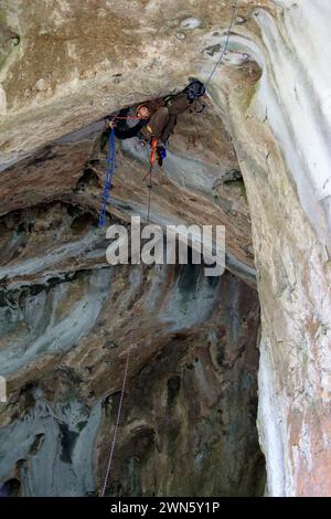 05/14 Scott Anderson, 36, bestieg eine der längsten Dachkletterungen Großbritanniens in der Thor's Cave im Krümmertal im White Peak Area des PE Stockfoto