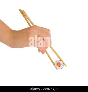 Hand mit Stäbchen essen Maki-Roll, Sushi mit Reis und Lachs, isoliert auf weiß. Stockfoto