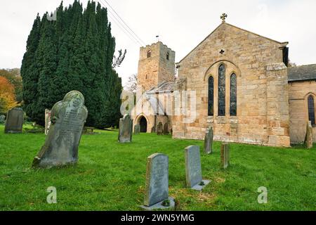 Angelsächsische Kirche mit den Buntglasfenstern und dem antiken Kreuz im Blick Stockfoto