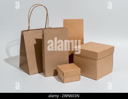 Kraftpakete, Boxen, Tasche, braune beige Pakete für Geschenke, Käufe Set. Stockfoto