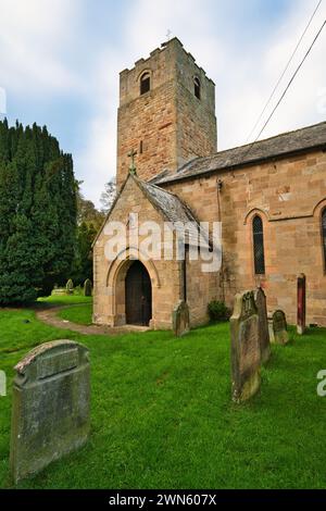 Angelsächsischer Kirchturm und Eingangstür Stockfoto