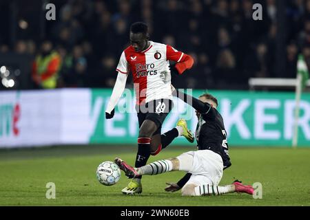 ROTTERDAM - (l-r) Yankuba Minteh aus Feyenoord, Romano Postema vom FC Groningen während des Toto KNVB Cup Halbfinalspiels zwischen Feyenoord und FC Groningen im Feyenoord Stadion de Kuip am 29. Februar 2024 in Rotterdam, Niederlande. ANP MAURICE VAN STEEN Stockfoto