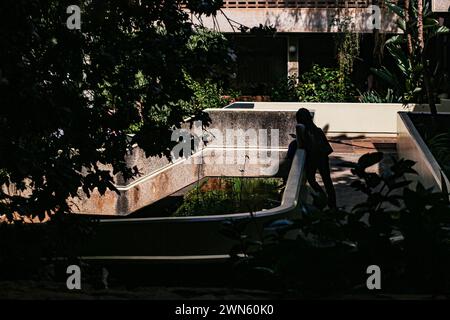 Nairobi, Nairobi, Kenia. Februar 2024. Eine Silhouette einer Frau im Inneren der UN-Station in Nairobi. (Kreditbild: © Bianca Otero/ZUMA Press Wire) NUR REDAKTIONELLE VERWENDUNG! Nicht für kommerzielle ZWECKE! Stockfoto