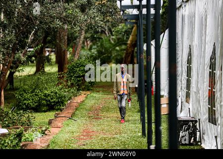 Nairobi, Nairobi, Kenia. Februar 2024. Ein Gärtner geht hinter einem Zelt in der UN-Station in Nairobi. (Kreditbild: © Bianca Otero/ZUMA Press Wire) NUR REDAKTIONELLE VERWENDUNG! Nicht für kommerzielle ZWECKE! Stockfoto