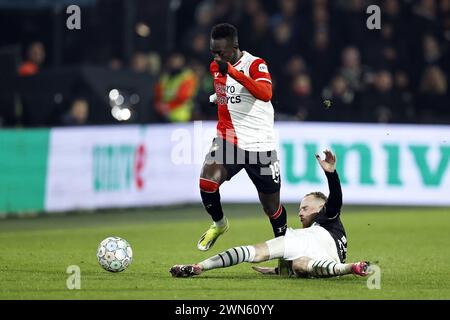 ROTTERDAM - (l-r) Yankuba Minteh aus Feyenoord, Romano Postema vom FC Groningen während des Toto KNVB Cup Halbfinalspiels zwischen Feyenoord und FC Groningen im Feyenoord Stadion de Kuip am 29. Februar 2024 in Rotterdam, Niederlande. ANP MAURICE VAN STEEN Stockfoto