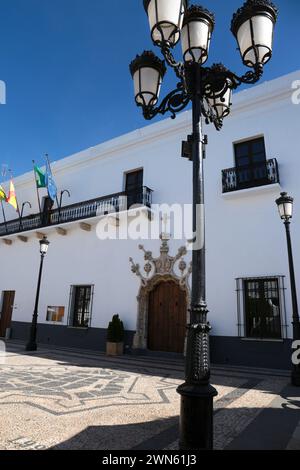 Olivenza, Badajoz, Spanien - 23. Oktober 2023: Die Fassade des Rathauses auf dem Platz San Juan de Dios in der Altstadt von Olivenza Stockfoto