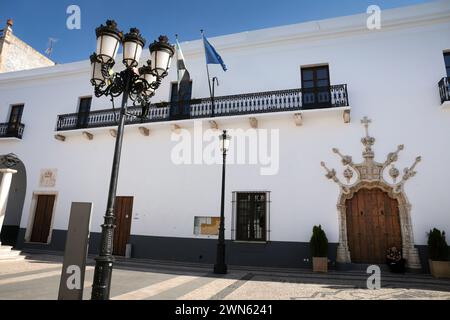 Olivenza, Badajoz, Spanien - 23. Oktober 2023: Die Fassade des Rathauses auf dem Platz San Juan de Dios in der Altstadt von Olivenza Stockfoto