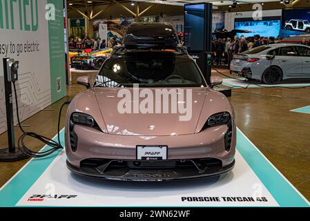 Der elektrische Porsche Taycan 4S bietet ein aufregendes Fahrerlebnis mit sofortigem Drehmoment und agilem Handling, während sein fortschrittlicher elektrischer Antrieb en Stockfoto