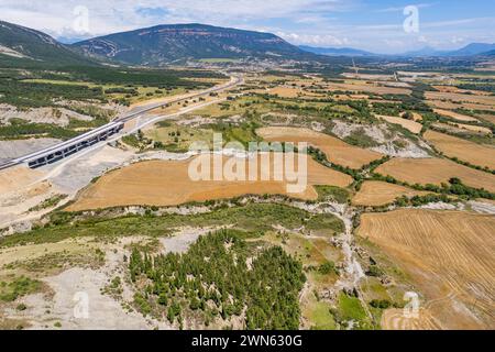 Luftaufnahme der Autobahn A-21, erbaut von Ruinen des Dorfes Escó am Yesa-Stausee in Spanien, Sommer 2023 Stockfoto