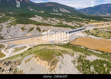 Luftaufnahme der Autobahn A-21, erbaut von Ruinen des Dorfes Escó am Yesa-Stausee in Spanien, Sommer 2023 Stockfoto