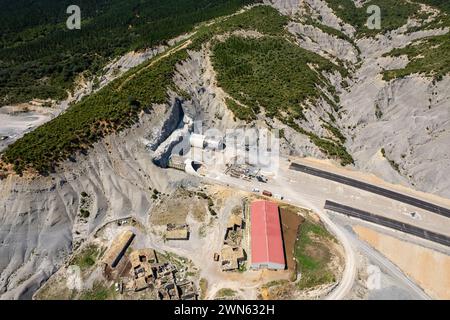 Luftaufnahme der Autobahn A-21, erbaut von Ruinen des Dorfes Escó am Yesa-Stausee in Spanien, Sommer 2023 Stockfoto