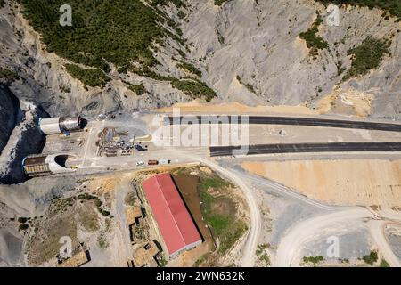 Luftaufnahme der Autobahn A-21, erbaut von Ruinen des Dorfes Escó am Yesa-Stausee in Spanien, Sommer 2023 Stockfoto