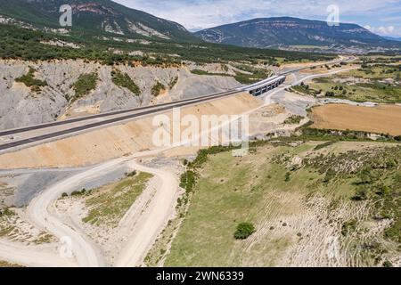 Luftaufnahme der Autobahn A-21, erbaut von Ruinen des Dorfes Escó am Yesa-Stausee in Spanien, Sommer 2023 Stockfoto