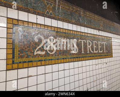 Mosaik-U-Bahn-Schild zur 28th Street Station in New York Stockfoto