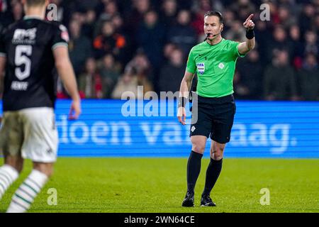 Rotterdam, Niederlande. Februar 2024. ROTTERDAM, NIEDERLANDE - 29. FEBRUAR: Schiedsrichter Danny Makkelie gibt beim TOTO KNVB Cup Halbfinalspiel zwischen Feyenoord und FC Groningen im Stadion Feyenoord am 29. Februar 2024 in Rotterdam, Niederlande. (Foto von Joris Verwijst/Orange Pictures) Credit: Orange Pics BV/Alamy Live News Stockfoto