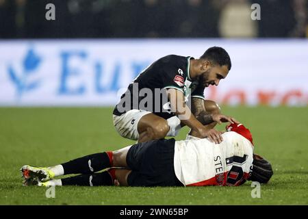 ROTTERDAM - (l-r) Calvin Stengs von Feyenoord liegt am Boden verletzt, Marvin Peersman vom FC Groningen beim Toto KNVB Cup Halbfinalspiel zwischen Feyenoord und FC Groningen im Feyenoord Stadium de Kuip am 29. Februar 2024 in Rotterdam, Niederlande. ANP MAURICE VAN STEEN Stockfoto