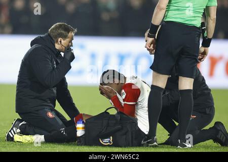 ROTTERDAM - (l-r) Calvin Stengs aus Feyenoord sitzt am 29. Februar 2024 im Feyenoord Stadium de Kuip im Halbfinalspiel des Toto KNVB Cup zwischen Feyenoord und FC Groningen verletzt am Boden, Marvin Peersman vom FC Groningen. ANP MAURICE VAN STEEN Stockfoto