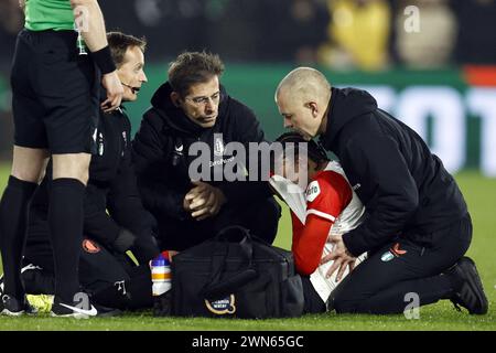 ROTTERDAM - (l-r) Calvin Stengs aus Feyenoord sitzt am 29. Februar 2024 im Feyenoord Stadium de Kuip im Halbfinalspiel des Toto KNVB Cup zwischen Feyenoord und FC Groningen verletzt am Boden, Marvin Peersman vom FC Groningen. ANP MAURICE VAN STEEN Stockfoto